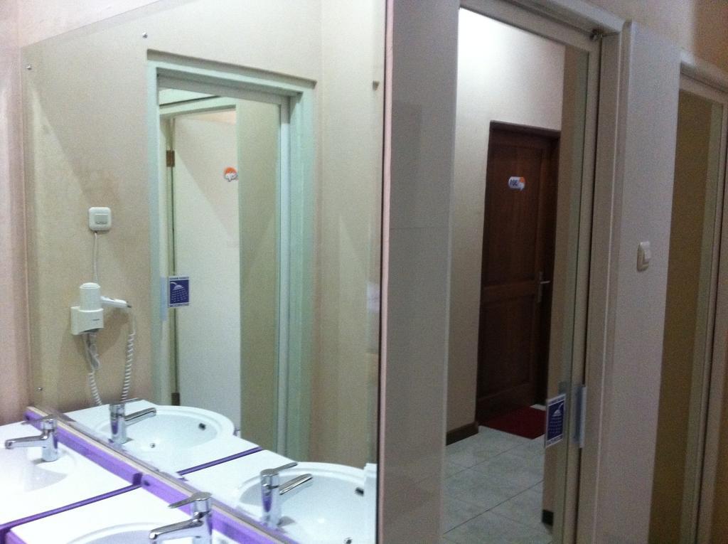 Cabin Hotel Sutomo Γιογκιακάρτα Εξωτερικό φωτογραφία